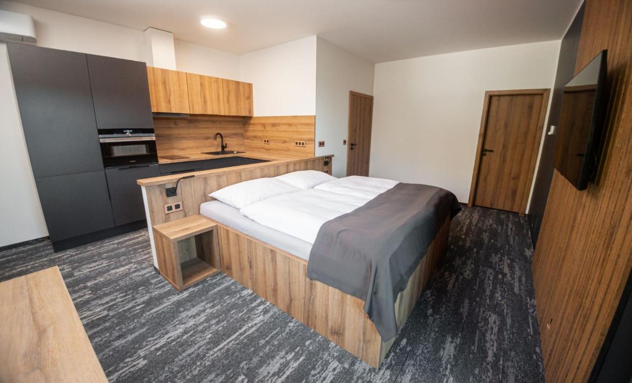 Hotel Kras Йедовнице Екстериор снимка