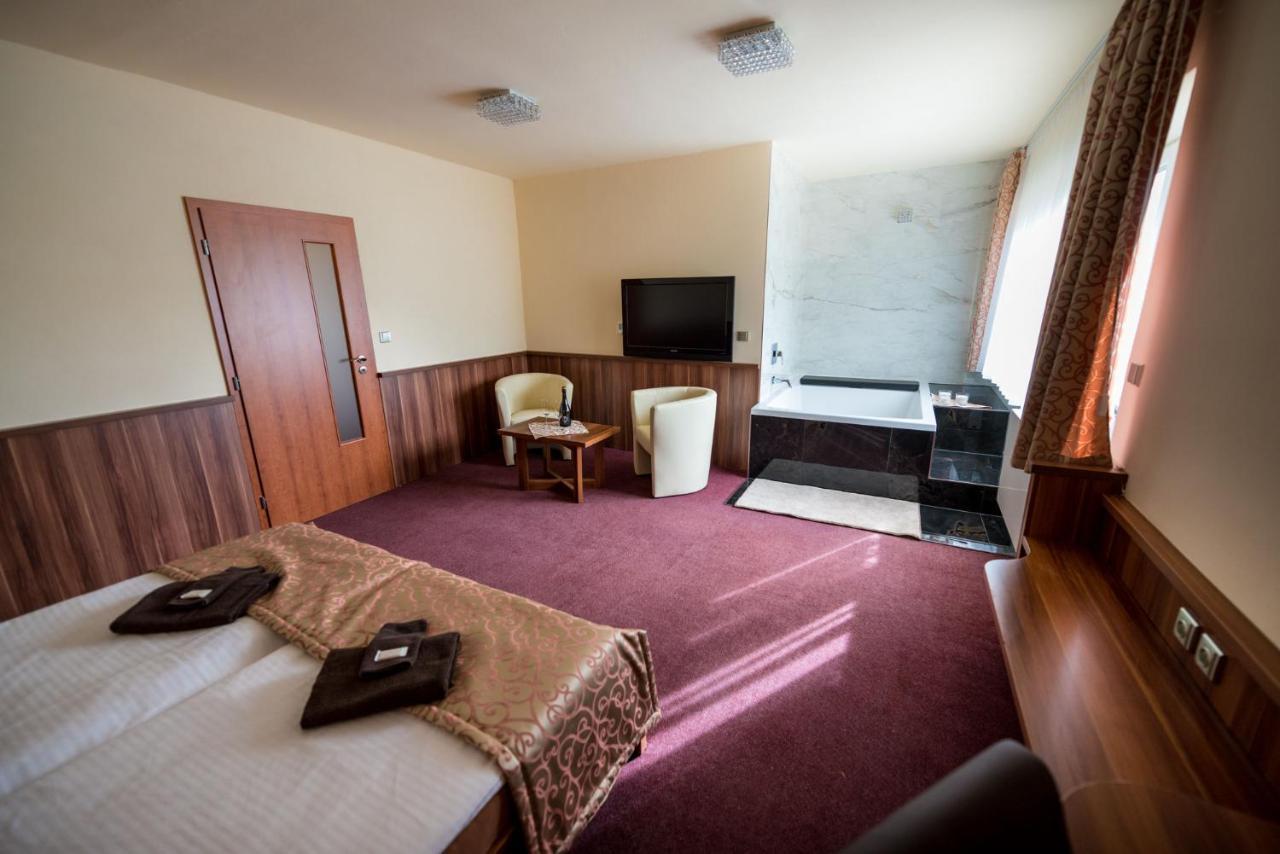 Hotel Kras Йедовнице Екстериор снимка
