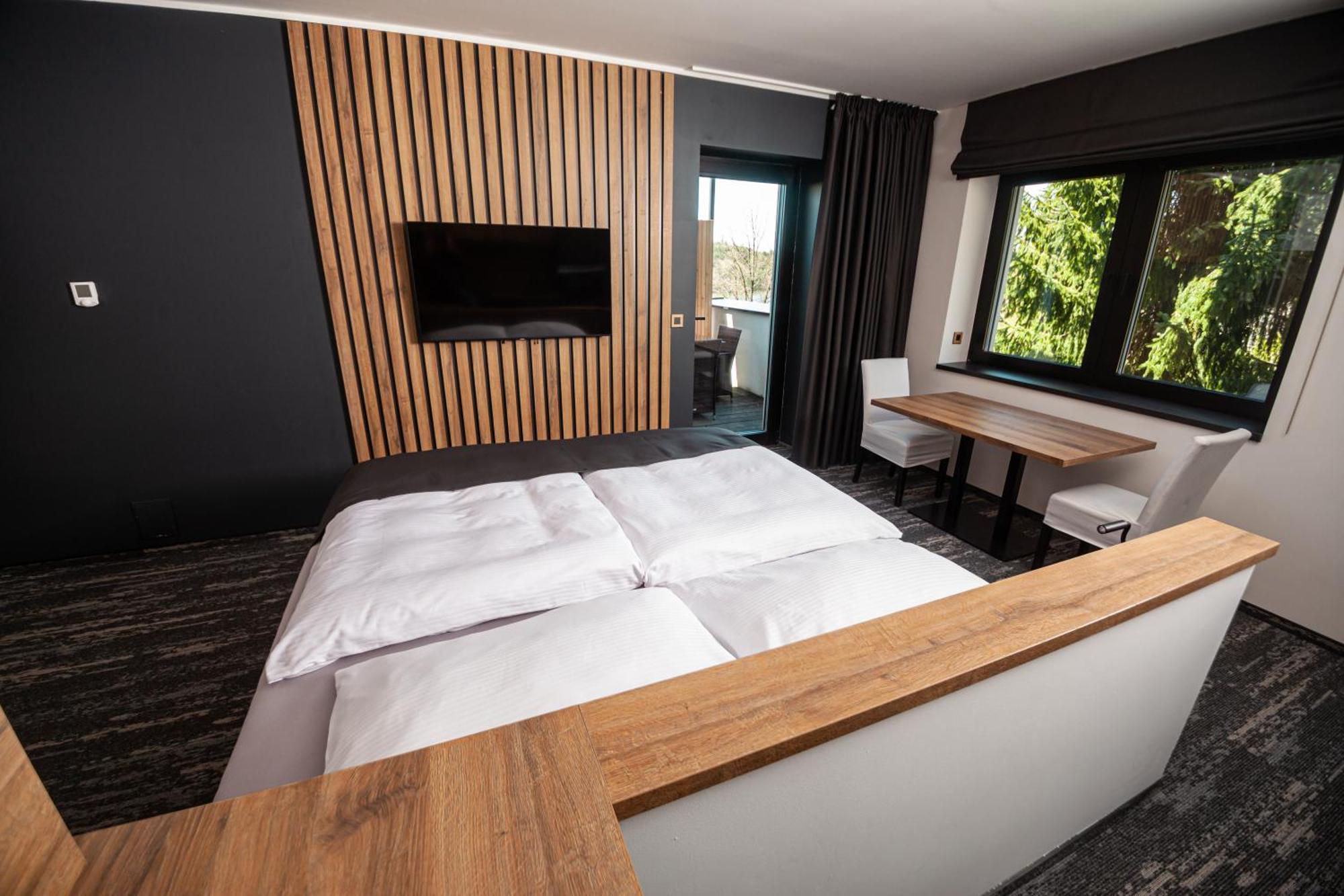 Hotel Kras Йедовнице Екстериор снимка