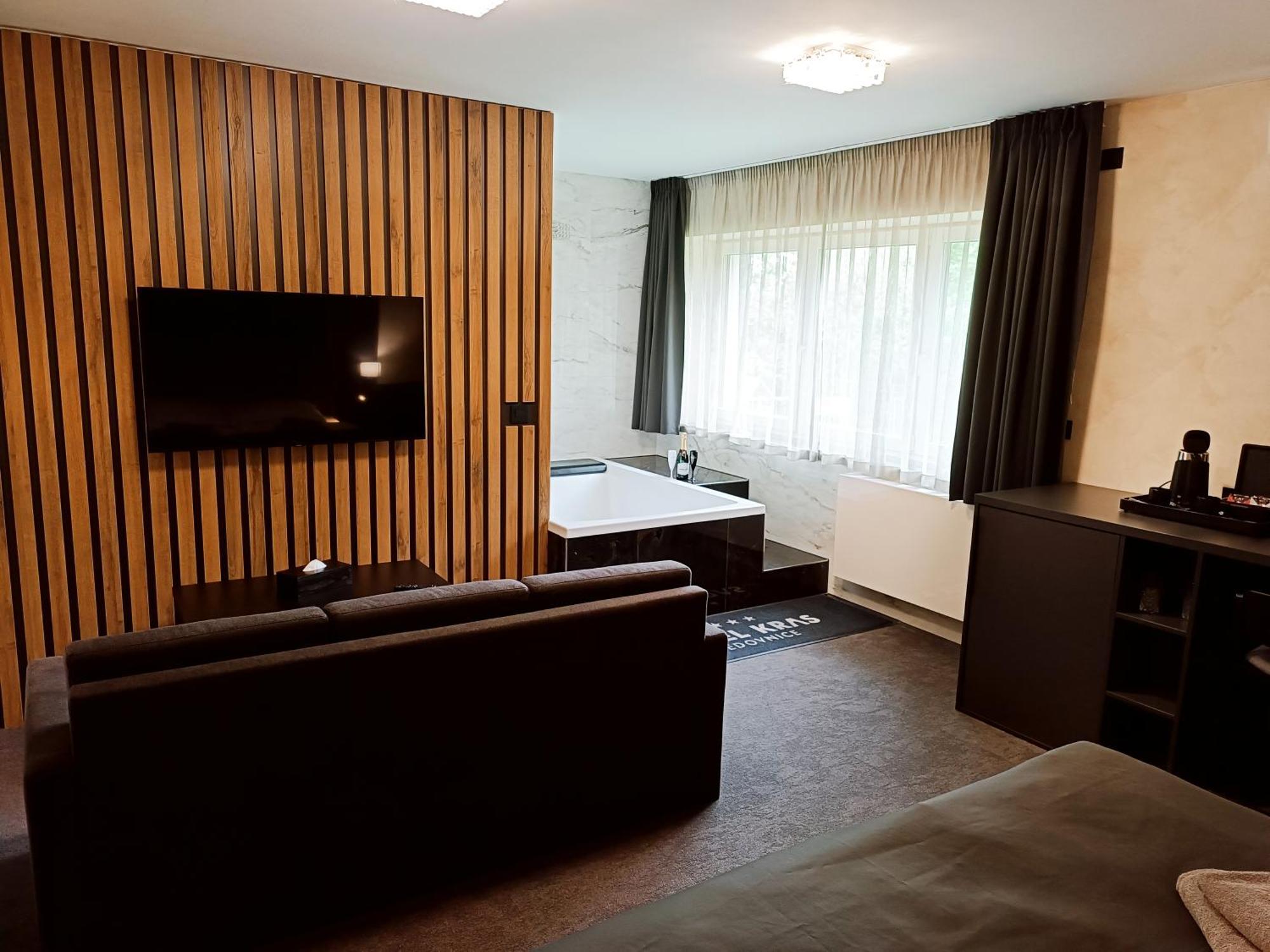 Hotel Kras Йедовнице Екстериор снимка